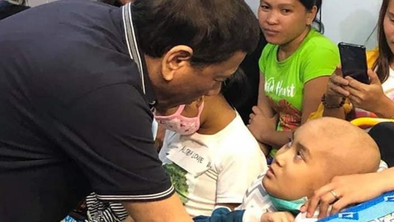Pangulong Duterte bumisita sa mga batang cancer patients