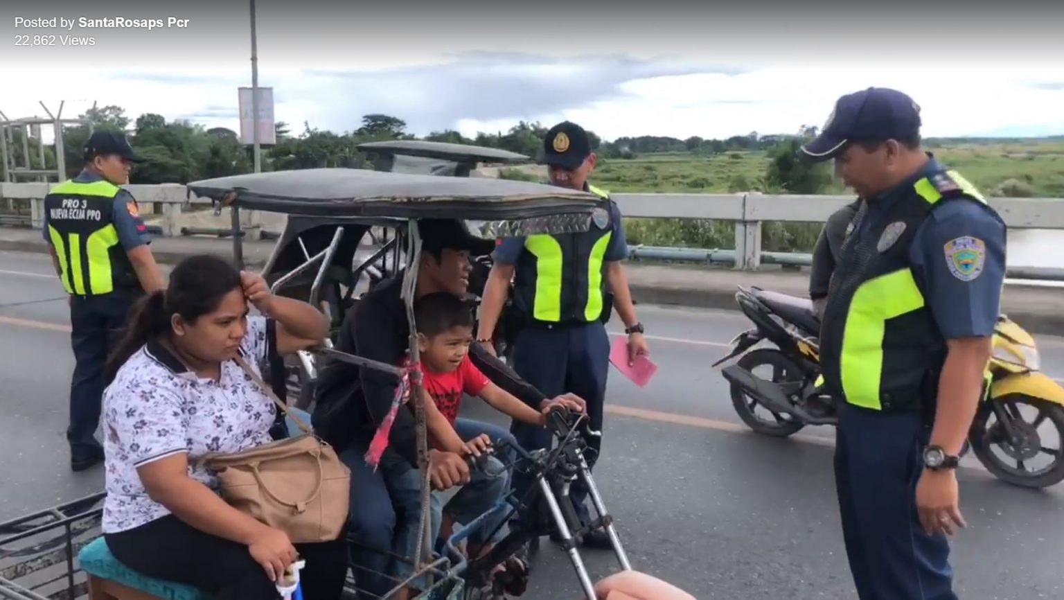 Mga Pulis Nanghuli Ng Mga Pasaway Sa Araw Ng Pasko Pero Panoorin Ang